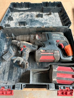 une boîte à outils contenant des outils, posée sur le sol