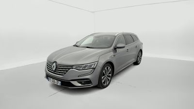 une voiture grise dans une pièce blanche sur fond blanc