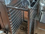 une machine posée sur une table dans une pièce