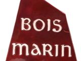 une photo d'un panneau rouge sur lequel on peut lire « boiss marinn »
