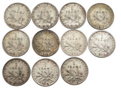 un ensemble de pièces d'argent portant des inscriptions en caractères asiatiques