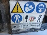 un gros plan d'une enseigne sur le mur d'un immeuble