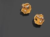 une paire de clips d'oreilles en or et diamants