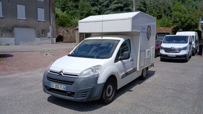 une camionnette blanche garée dans un parking