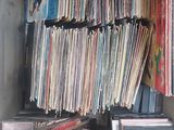 beaucoup de CD et encore des CD sur les étagères
