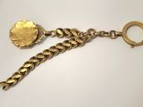 un gros plan d'un porte-clés sur lequel est accrochée une pièce de monnaie