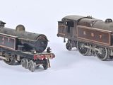 deux petits trains assis l'un à côté de l'autre sur une surface blanche