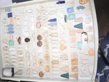 un plateau blanc sur lequel sont disposés divers objets