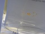 un flacon de parfum posé sur une table