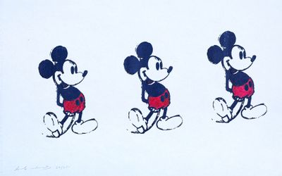 Trois Mickey Mouse sont alignés sur une surface blanche
