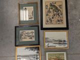 de nombreux tableaux encadrés accrochés au mur d'une pièce