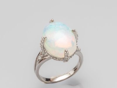 une bague en oplite et diamants