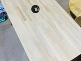 une table sur laquelle est inscrit un numéro, dans un magasin