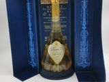 une boîte bleue ouverte contenant une bouteille de champagne