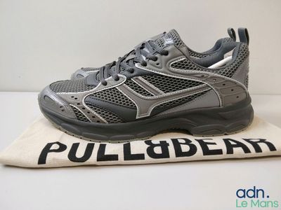 la chaussure est posée sur un oreiller, sur une surface blanche