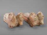 une paire de figurines anciennes en argile représentant un homme et une femme