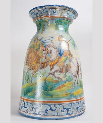 un vase orné d'une peinture, posé sur une table