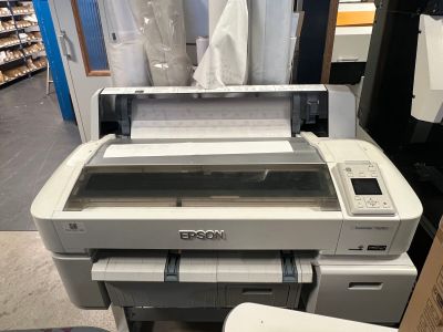une imprimante posée sur une table dans un magasin