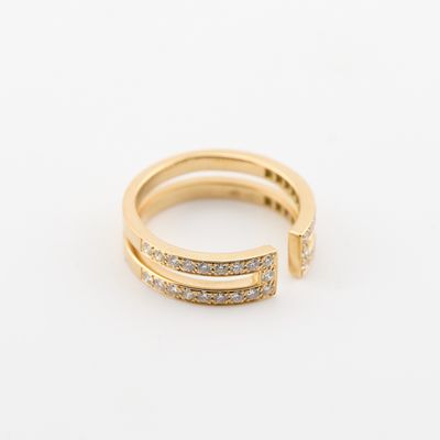 une bague en or avec des diamants sur fond blanc