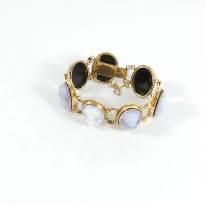 une photo d'un bracelet en or orné de pierres noires et blanches