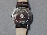 un gros plan d'une montre-bracelet avec un bracelet en cuir