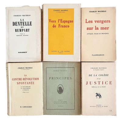 plusieurs livres sont empilés sur une surface blanche