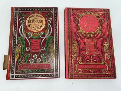 deux livres sont posés l'un à côté de l'autre sur une surface blanche