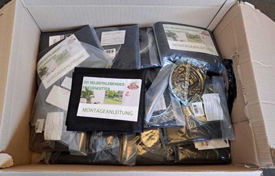 une boîte en carton contenant un certain nombre d'objets