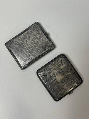 deux petits objets métalliques posés sur une surface blanche