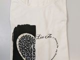 un t-shirt blanc orné d'un cœur noir et blanc