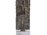 une image représentant une sculpture métallique représentant une ville sur un pâté de maisons