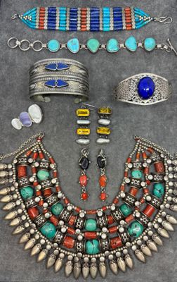 une collection de bijoux comprenant des bracelets et des bagues