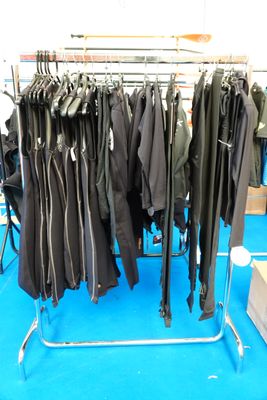 de nombreuses vestes suspendues à un portant dans une pièce