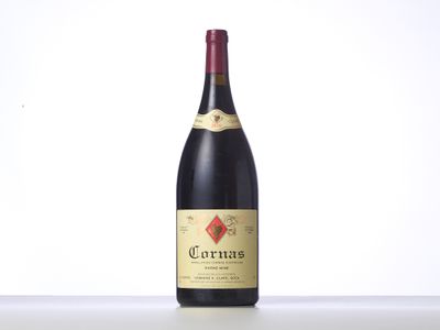une bouteille de vin rouge posée sur une table