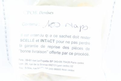 un sac de nourriture posé sur une table