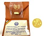 une pièce d'or posée à côté d'un petit portefeuille