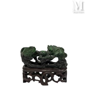 Figurine chinoise en jade sculpté représentant deux grenouilles sur une branche d'arbre