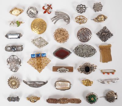 34 différentes broches en métal argenté ou doré, argent ou a… - Photo 1