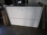 une commode blanche au milieu d'une pièce