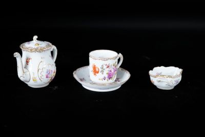 trois tasses et soucoupes posées sur une surface noire