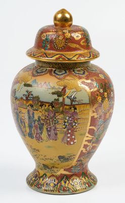 un vase muni d'un couvercle orné d'une peinture