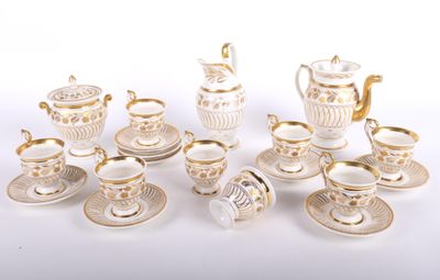 les nombreuses tasses et soucoupes qui se trouvent sur la table