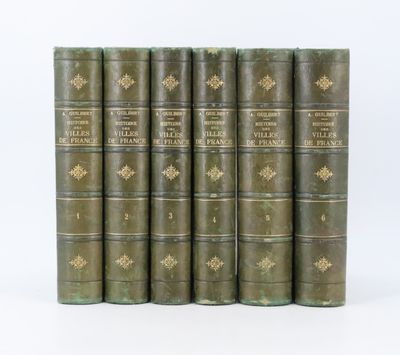 un ensemble de six livres anciens reliés en cuir, avec des bordures dorées