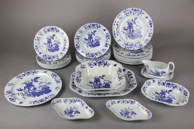 vaisselle en porcelaine bleue et blanche ornée de fleurs bleues