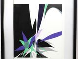 reproduction encadrée d'une peinture abstraite en noir et blanc, avec des touches de violet, de vert et de bleu