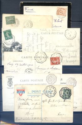 de nombreuses cartes postales et enveloppes anciennes exposées dans une vitrine