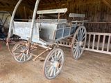 une calèche qui se trouve dans une grange