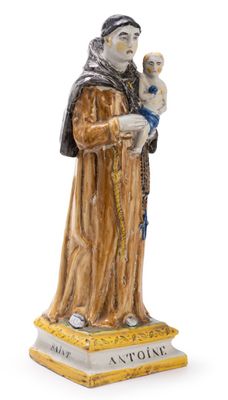 une statue d'un homme tenant un bébé dans ses bras