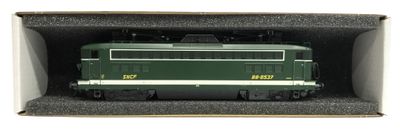 un train vert dans une boîte sur fond blanc