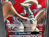 une carte Pokémon exposée dans une vitrine